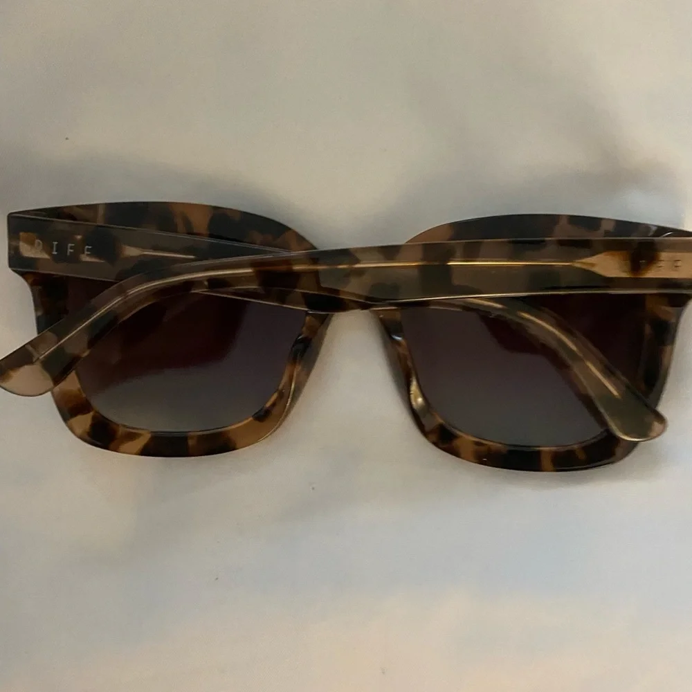 Carson square oversized sun glasses - Picture 2 of 3